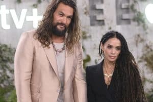 Hollywood: Jason Momoa weer enkellopend; nuwe voorkoms vir Hefner se weduwee