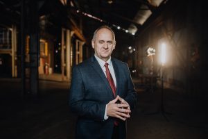 Meneer die President, dis tyd om die ligte aan te sit