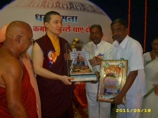 17th karmapa trinaley thaye dorje honored by sakya