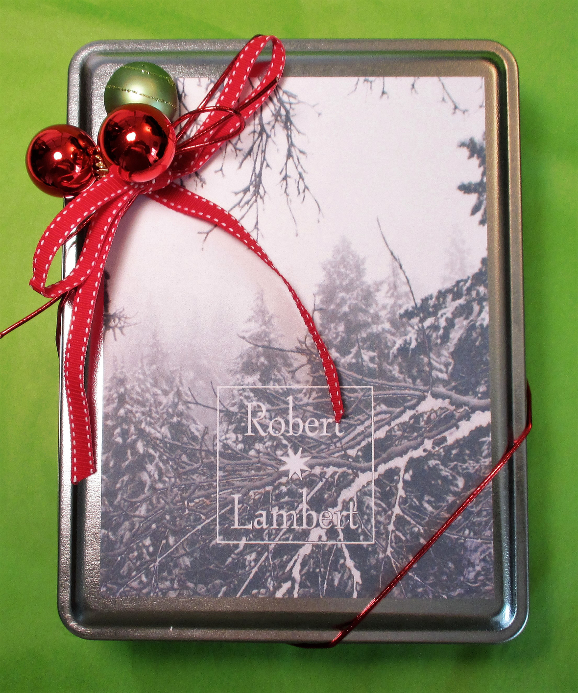 RL-Two-Fruitcake-Holiday-Tin