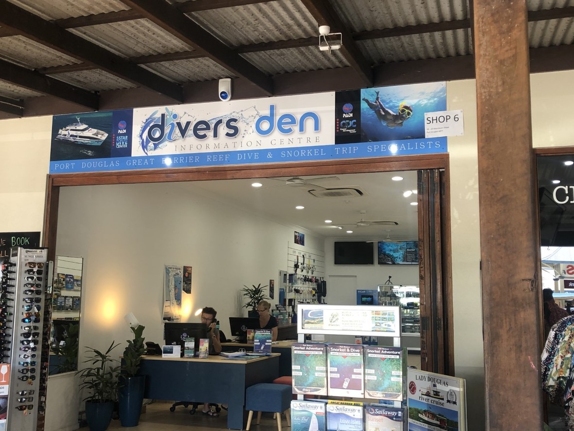 divers den