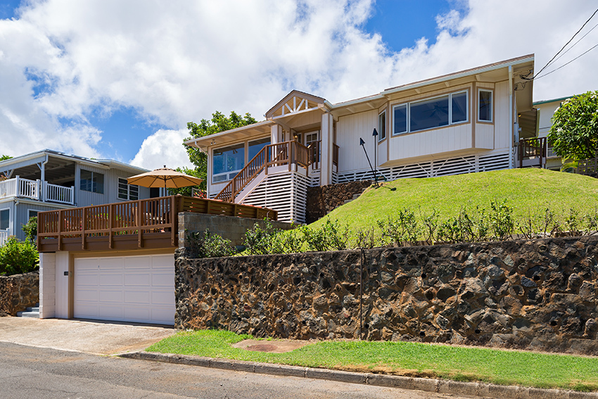 House hunting this weekend? Maunalani Heights in Kaimuki has it all!
