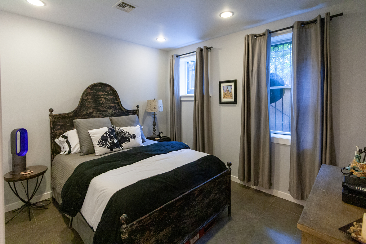 Almost 2000 sq ft Condo w/Private Yard Prime Location Just off Van