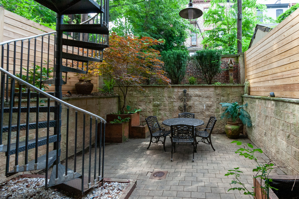 Almost 2000 sq ft Condo w/Private Yard Prime Location Just off Van