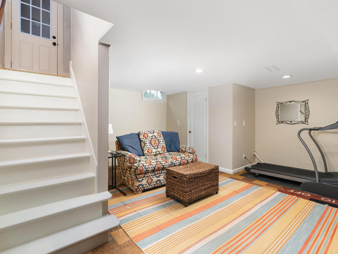New CrestonKenilworth Cutie 499,000 2308 sq. ft. 3 beds, 2 baths