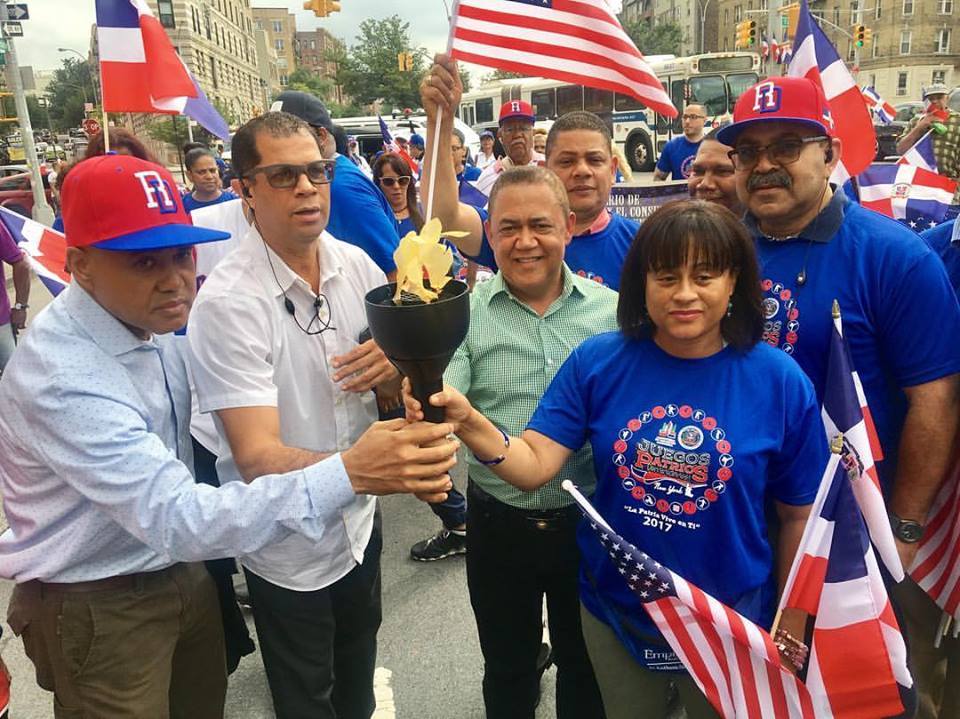 Atleta Damary Hodge encabeza recorrido de la Antorcha de los Juegos Patrios 2017