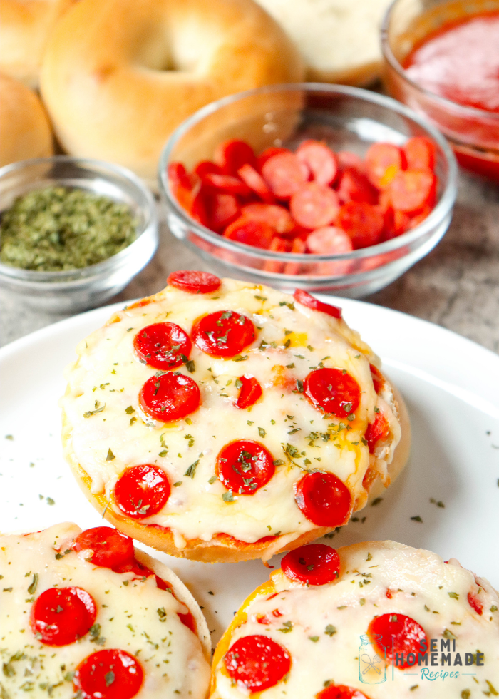 Love Pizza? Love Easy Recipes?? You need these Mini Pizza Bagels!