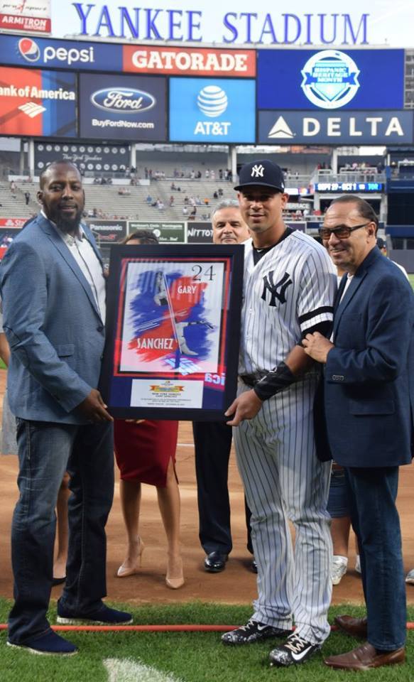 Vladimir Guerrero entrega premio a Gary Sánchez como jugador del año de Latino Baseball Vladimir Guerrero entrega premio a Gary Sánchez como jugador del año de Latino Baseball